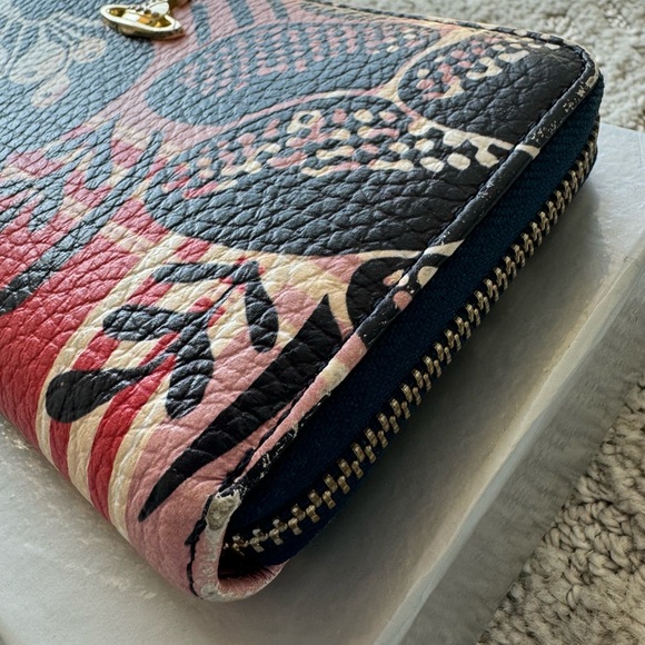 VIVIENNE WESTWOOD โ Zip around Wallet โ Box Included โ Great Condition โ - Picture 7 of 16